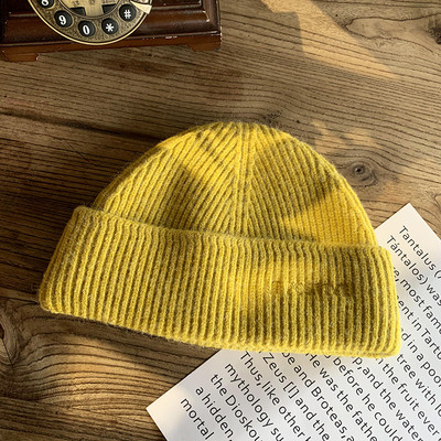 Πλεκτό γυναικείο καπέλο με κέντημα