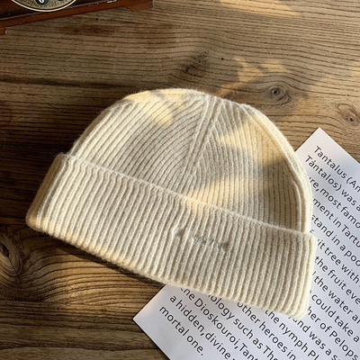 Πλεκτό γυναικείο καπέλο με κέντημα