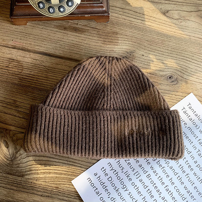 Πλεκτό γυναικείο καπέλο με κέντημα