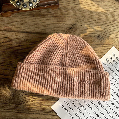 Πλεκτό γυναικείο καπέλο με κέντημα