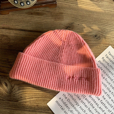 Πλεκτό γυναικείο καπέλο με κέντημα