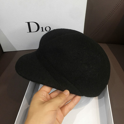 Téli női sapka sima modell napellenzővel