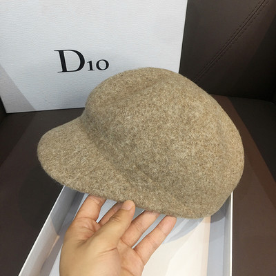 Téli női sapka sima modell napellenzővel