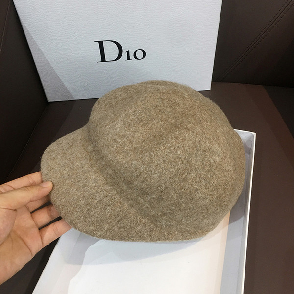 Téli női sapka sima modell napellenzővel