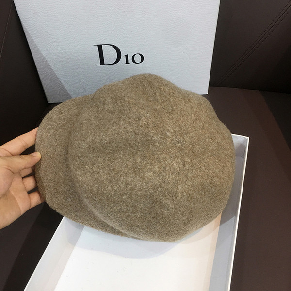 Téli női sapka sima modell napellenzővel