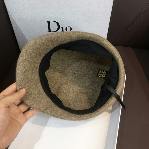 Téli női sapka sima modell napellenzővel