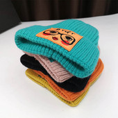 Női kötött sapka különböző színekben, színes rátéttel