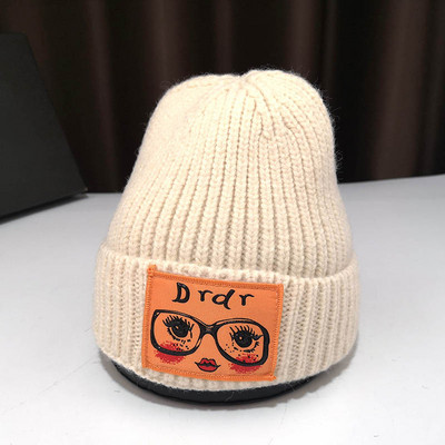 Női kötött sapka különböző színekben, színes rátéttel