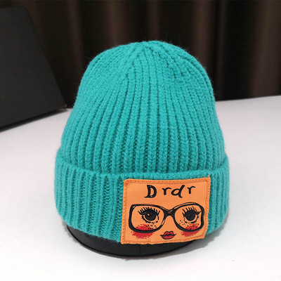 Női kötött sapka különböző színekben, színes rátéttel