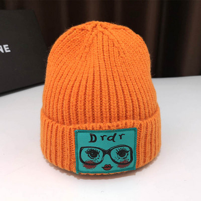 Női kötött sapka különböző színekben, színes rátéttel