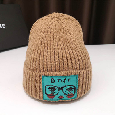 Női kötött sapka különböző színekben, színes rátéttel