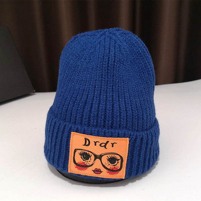 Női kötött sapka különböző színekben, színes rátéttel