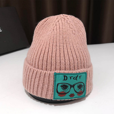 Női kötött sapka különböző színekben, színes rátéttel