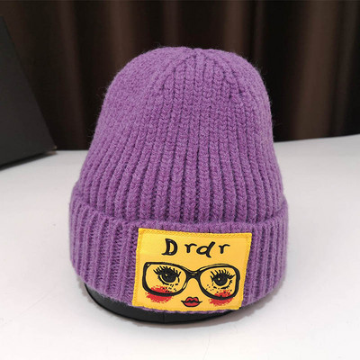 Női kötött sapka különböző színekben, színes rátéttel