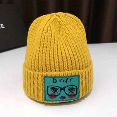 Női kötött sapka különböző színekben, színes rátéttel