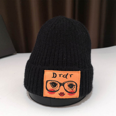 Női kötött sapka különböző színekben, színes rátéttel