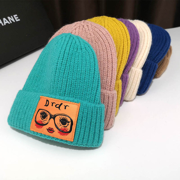 Női kötött sapka különböző színekben, színes rátéttel