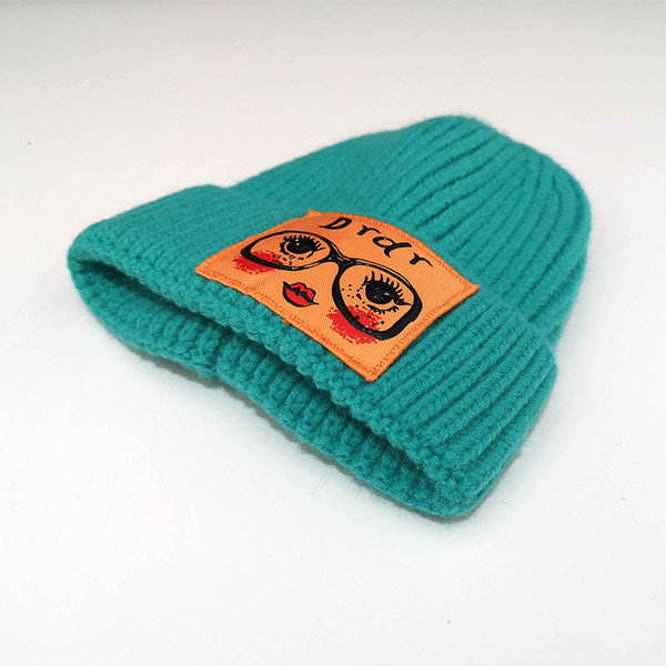 Női kötött sapka különböző színekben, színes rátéttel