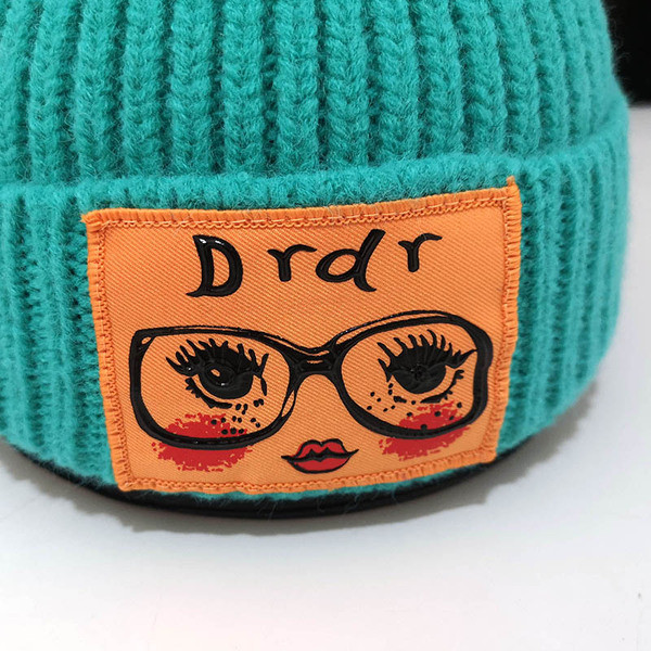 Női kötött sapka különböző színekben, színes rátéttel