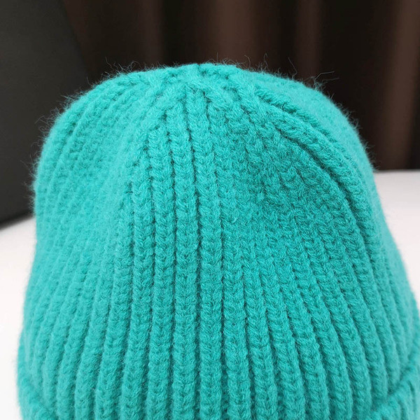 Női kötött sapka különböző színekben, színes rátéttel