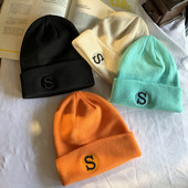 Ženska zimska kapa sa vezom