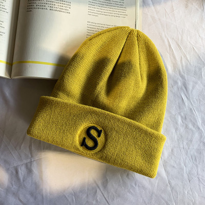 Ženska zimska kapa sa vezom