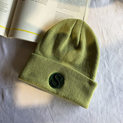 Ženska zimska kapa sa vezom