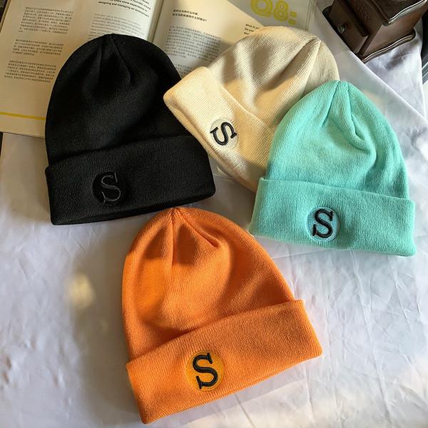 Ženska zimska kapa sa vezom