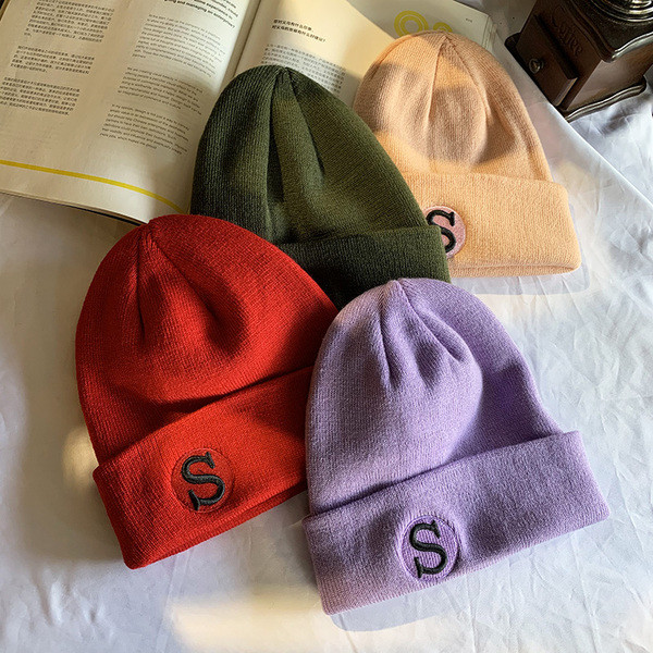 Ženska zimska kapa sa vezom