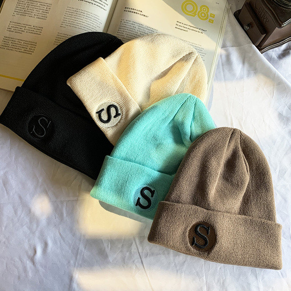 Ženska zimska kapa sa vezom