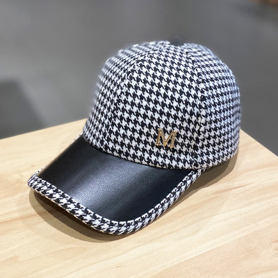 Γυναικείο καπέλο με μεταλλικό στοιχείο και γείσο