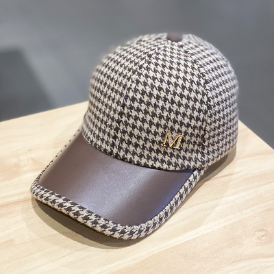 Γυναικείο καπέλο με μεταλλικό στοιχείο και γείσο