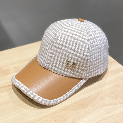 Γυναικείο καπέλο με μεταλλικό στοιχείο και γείσο