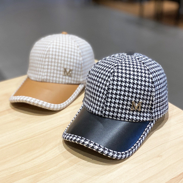 Γυναικείο καπέλο με μεταλλικό στοιχείο και γείσο