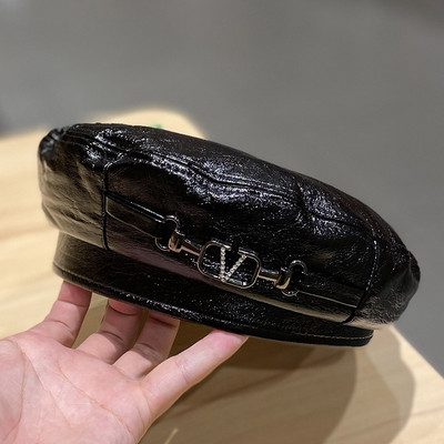 Γυναικείο καπέλο μπερέ και επιγραφή - οικολογικό δέρμα