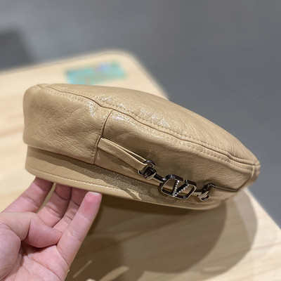 Γυναικείο καπέλο μπερέ και επιγραφή - οικολογικό δέρμα