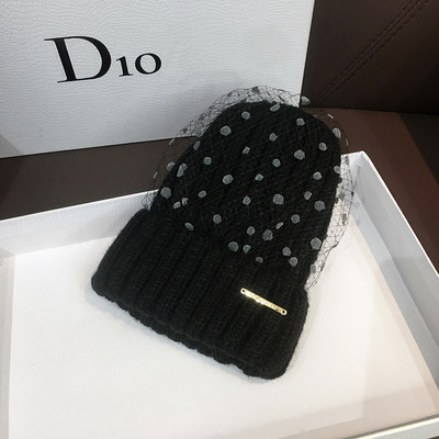 Női kötött sapka hálóval és felirattal