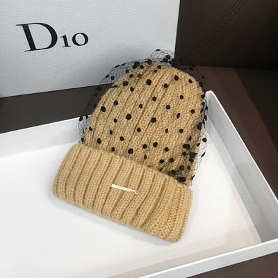 Női kötött sapka hálóval és felirattal