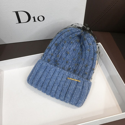 Női kötött sapka hálóval és felirattal