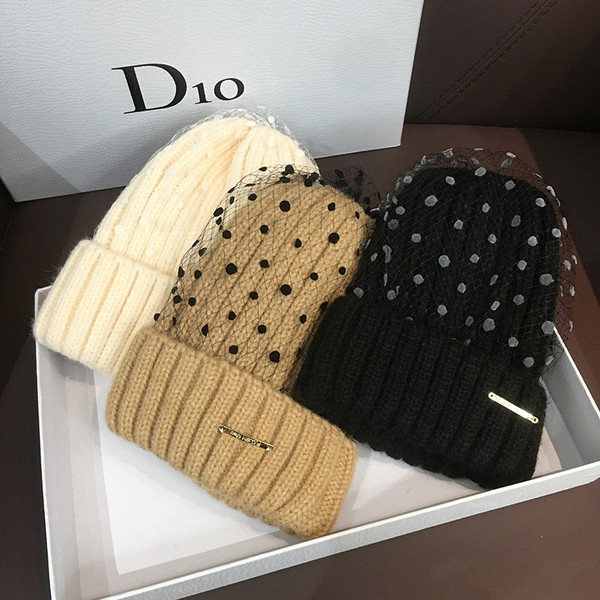 Női kötött sapka hálóval és felirattal