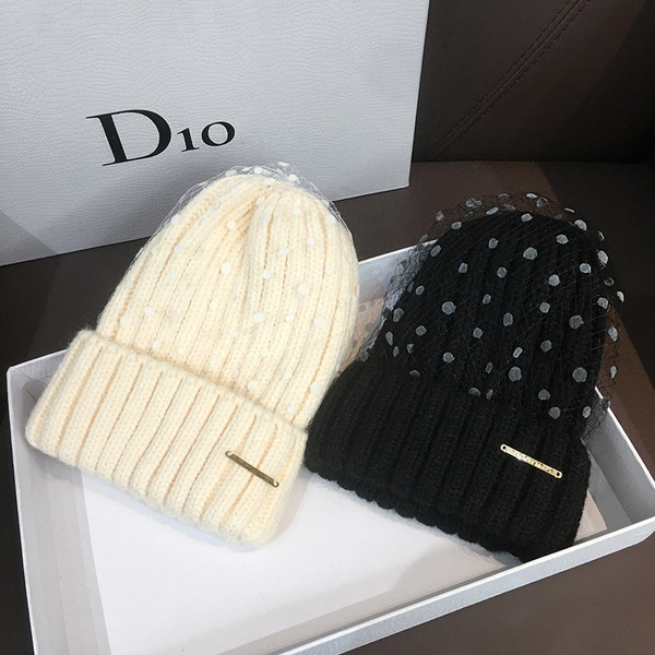 Női kötött sapka hálóval és felirattal