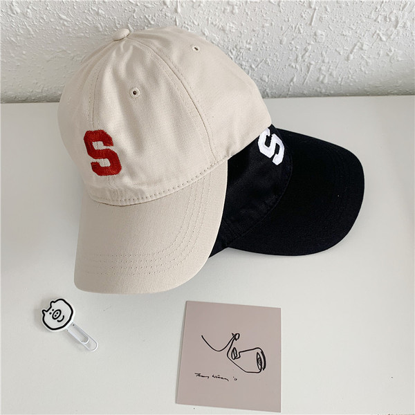 Casual καπέλο με γείσο και κέντημα