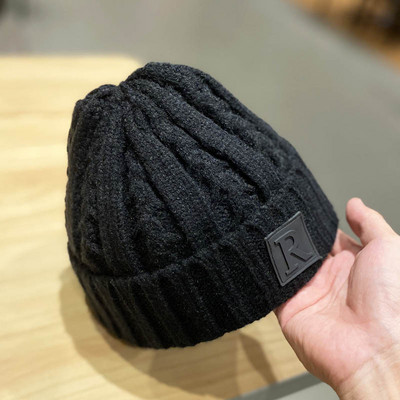 Γυναικείο πλεκτό καπέλο για το χειμώνα