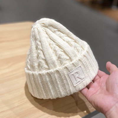 Γυναικείο πλεκτό καπέλο για το χειμώνα