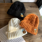 Kötött női sapka méhecske hímzéssel