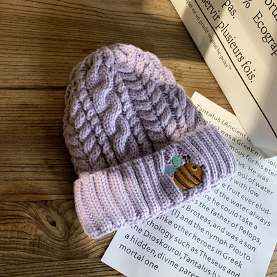 Kötött női sapka méhecske hímzéssel