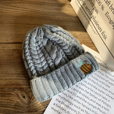 Kötött női sapka méhecske hímzéssel