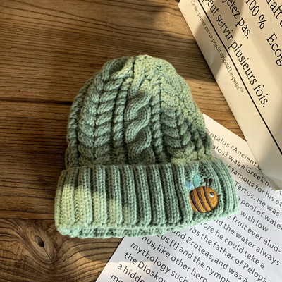 Kötött női sapka méhecske hímzéssel