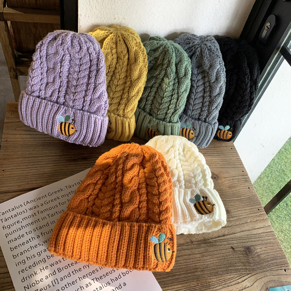 Kötött női sapka méhecske hímzéssel