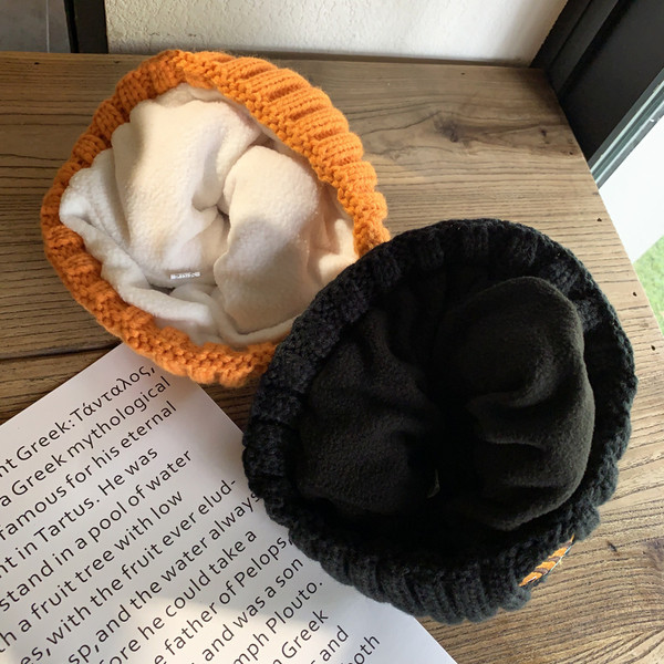 Kötött női sapka méhecske hímzéssel